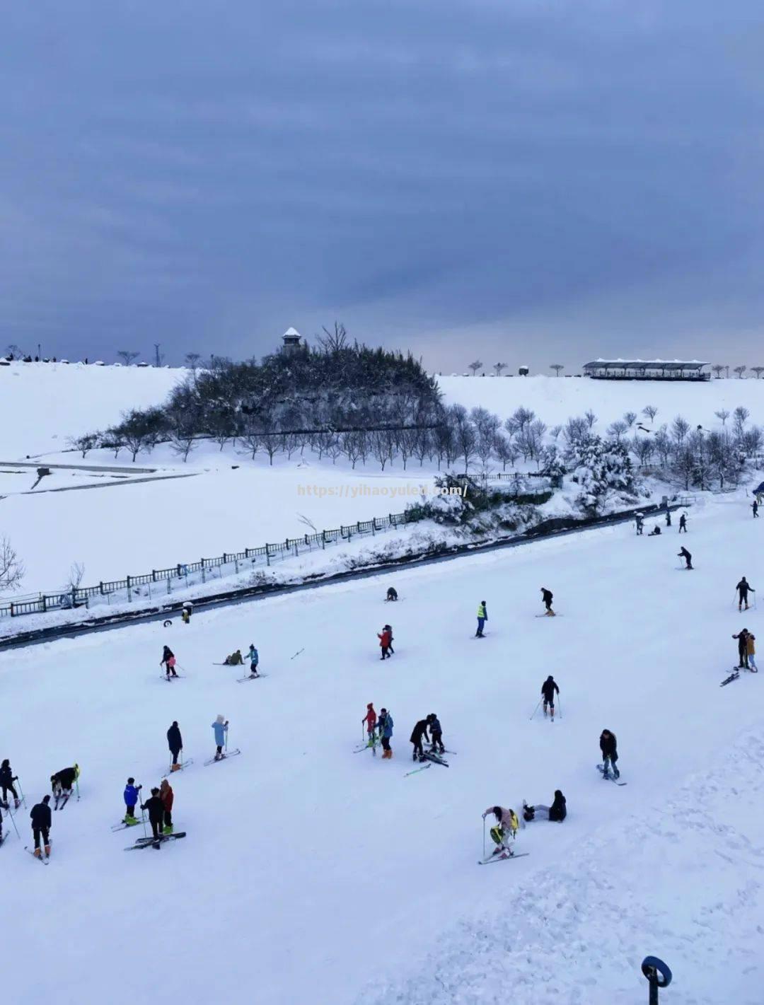 美丽风景线！滑雪选手冲刺终点线