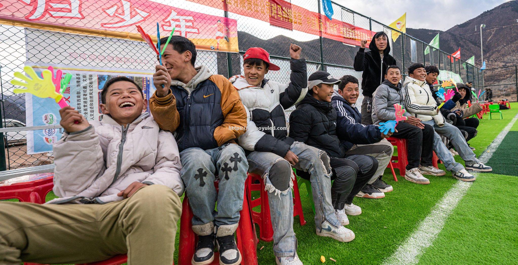 壹号娱乐-那不勒斯球迷现场助威，为球队鼓与呼